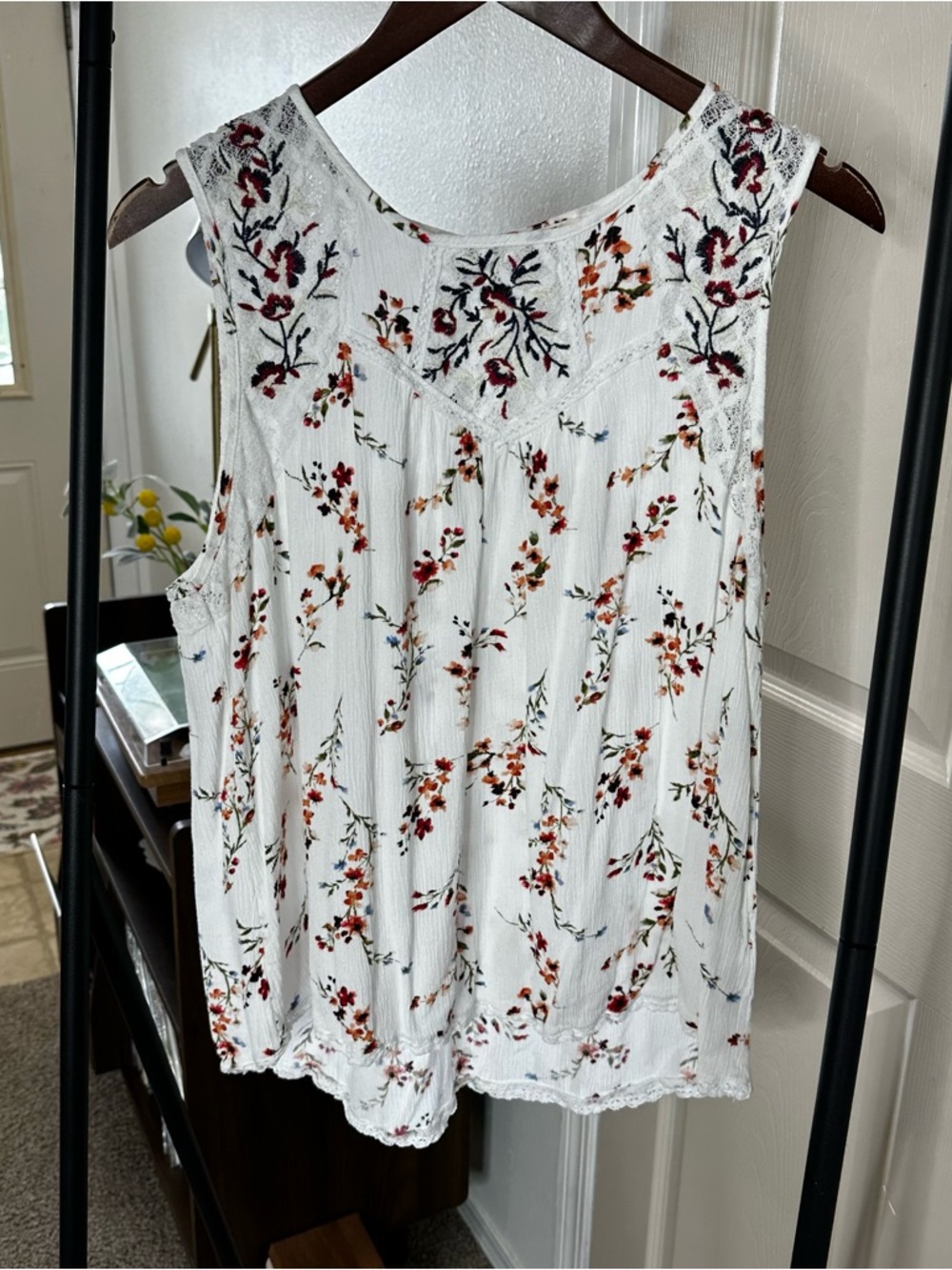 Embroidered Floral Lace Yoke Camisole - White with Red & Orange Floral ❄️